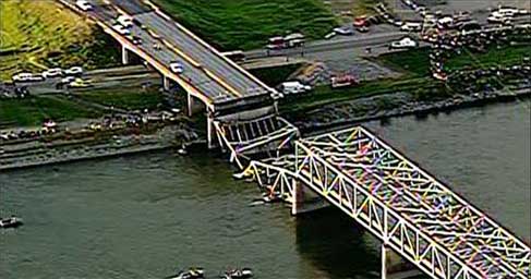 Le pont I5 s'effondre dans la rivière Skagit