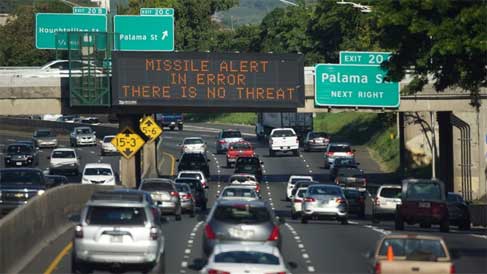Warnzeichen für Raketenalarm auf der Autobahn 