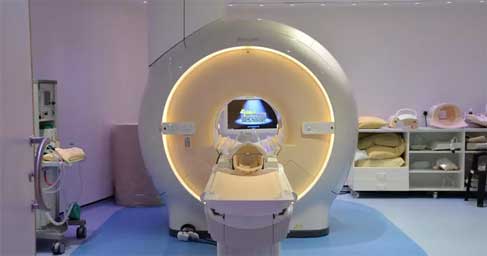 Machine IRM impliquée dans l'analyse des causes profondes