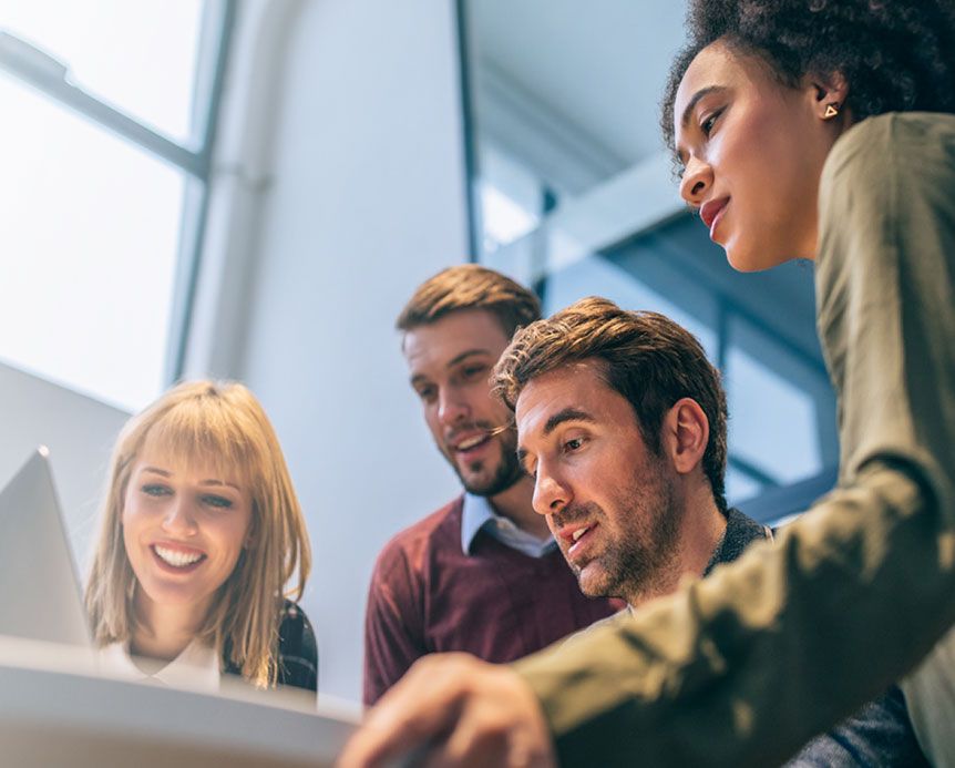 Equipe da ACR resolvendo problemas com software Causelink