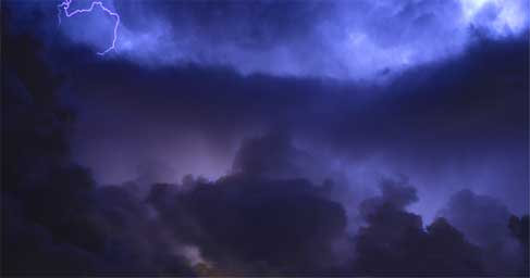 Gewitterwolken mit Blitz