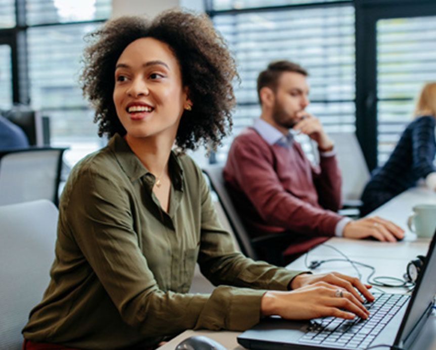 Mulher fazendo trabalho de análise de causa raiz no computador