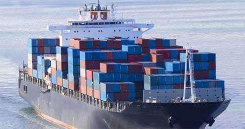 Barco de contenedores en el agua